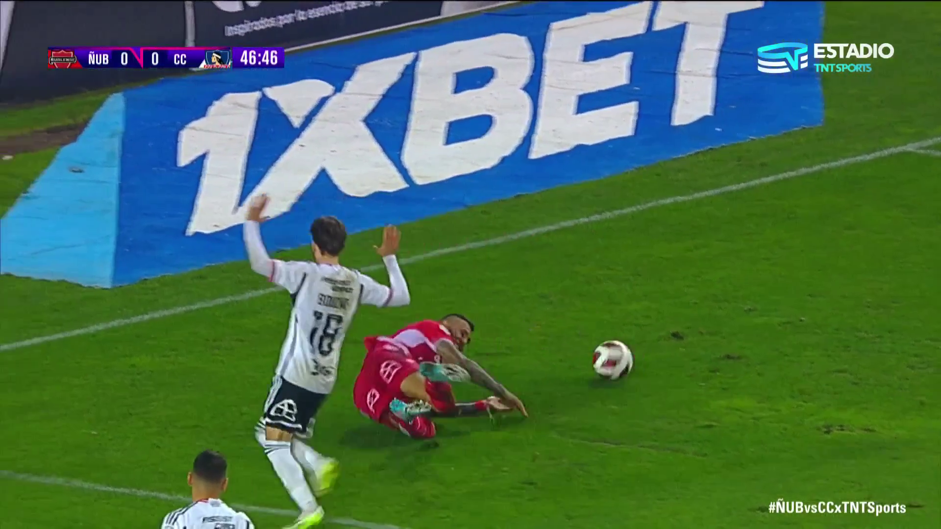 ¿Penal o piscinazo de Juan Leiva? La falta que reclamó Ñublense en el área de Colo Colo