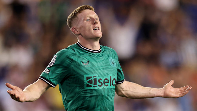 Newcastle remontó a Brighton en amistoso con un doblete del joven Elliot Anderson