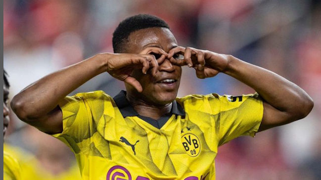 Malen y Moukoko lideraron remontada de Borussia Dortmund ante Manchester United en amistoso