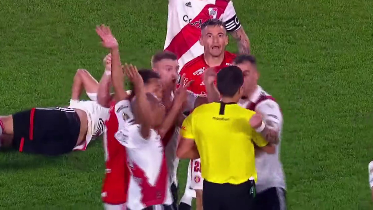 ¿Era para roja? La fuerte falta de Charles Aránguiz que desató molestia en River Plate