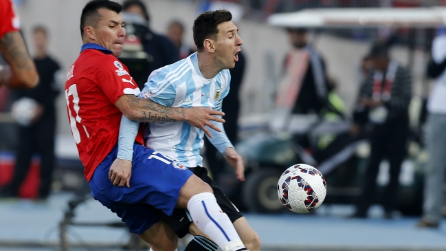 Revive el patadón del cumpleañero Gary Medel a Messi en la Copa América 2015