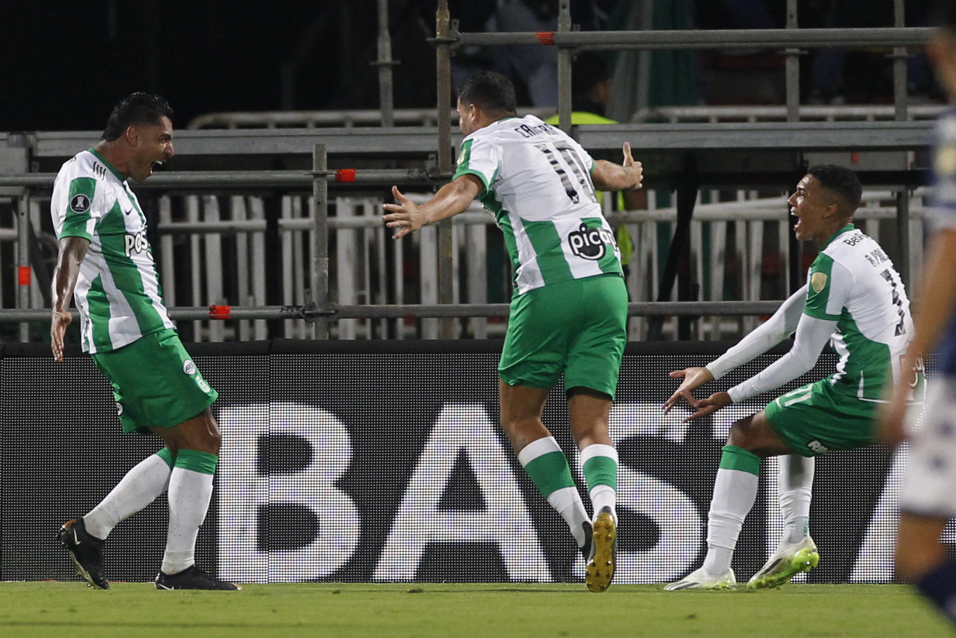 Atlético Nacional dominó a Racing en frenético duelo de ida en los octavos de la Libertadores