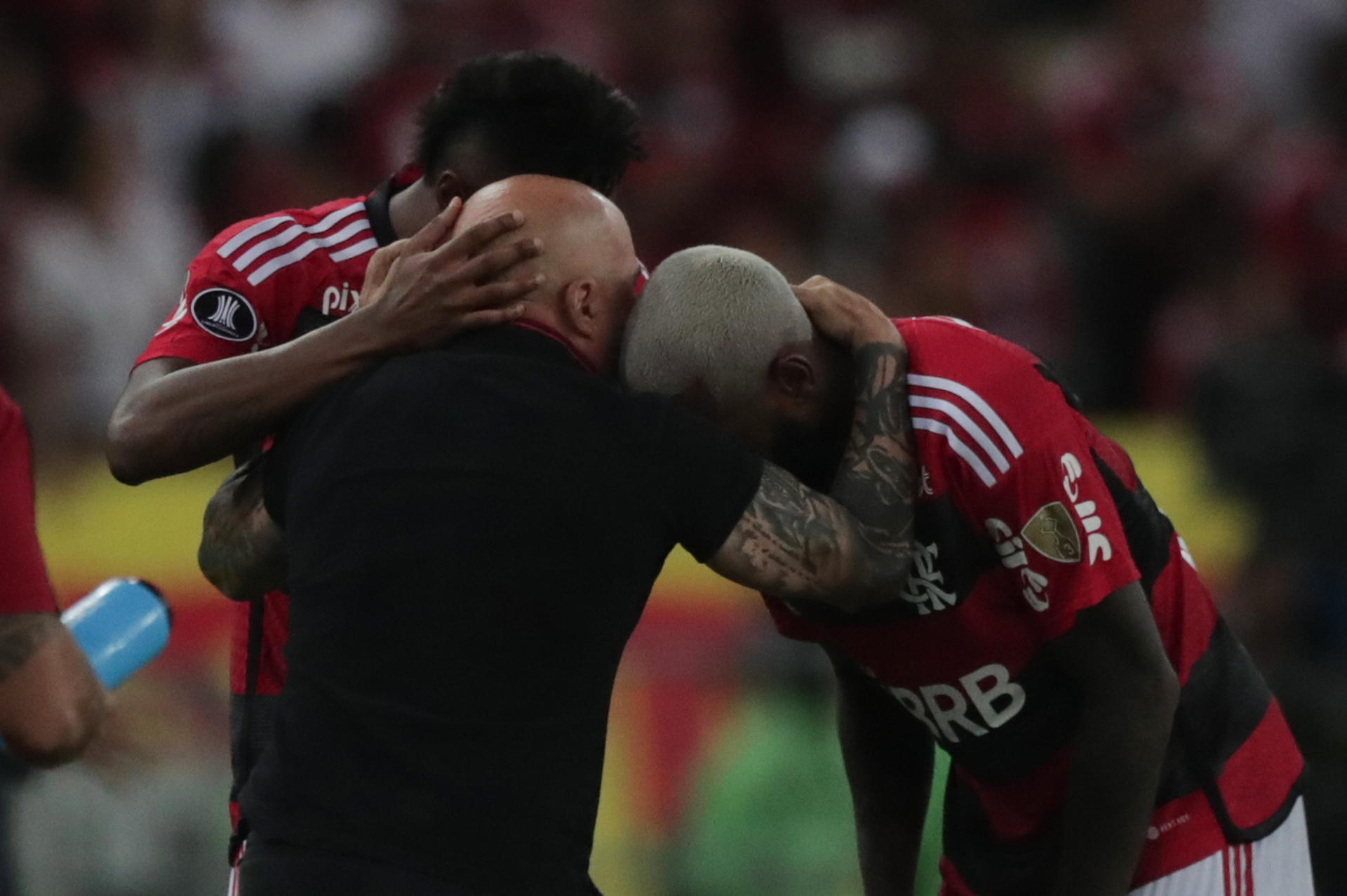 El emotivo festejo de los jugadores de Flamengo con Sampaoli en el triunfo ante Olimpia