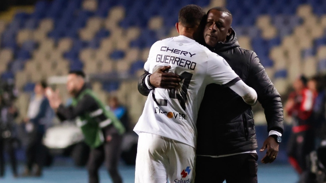 Paolo Guerrero calmó a Alexander Domínguez en altercado con jugadores de Ñublense