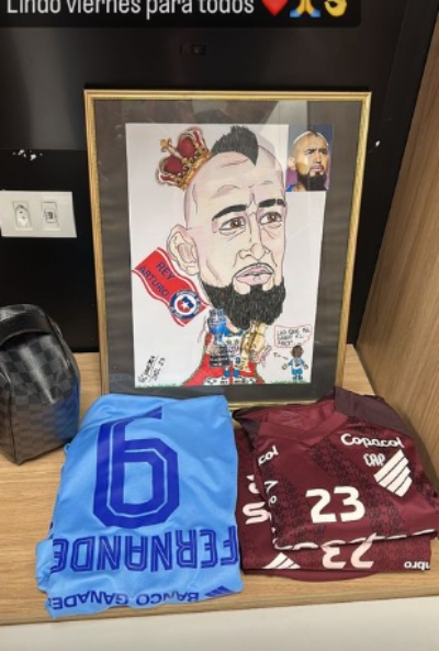 Arturo Vidal sumó la camiseta de Ronnie Fernández a su colección