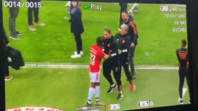 Compañero de Charles Aránguiz protagonizó tensa pelea en Inter de Porto Alegre