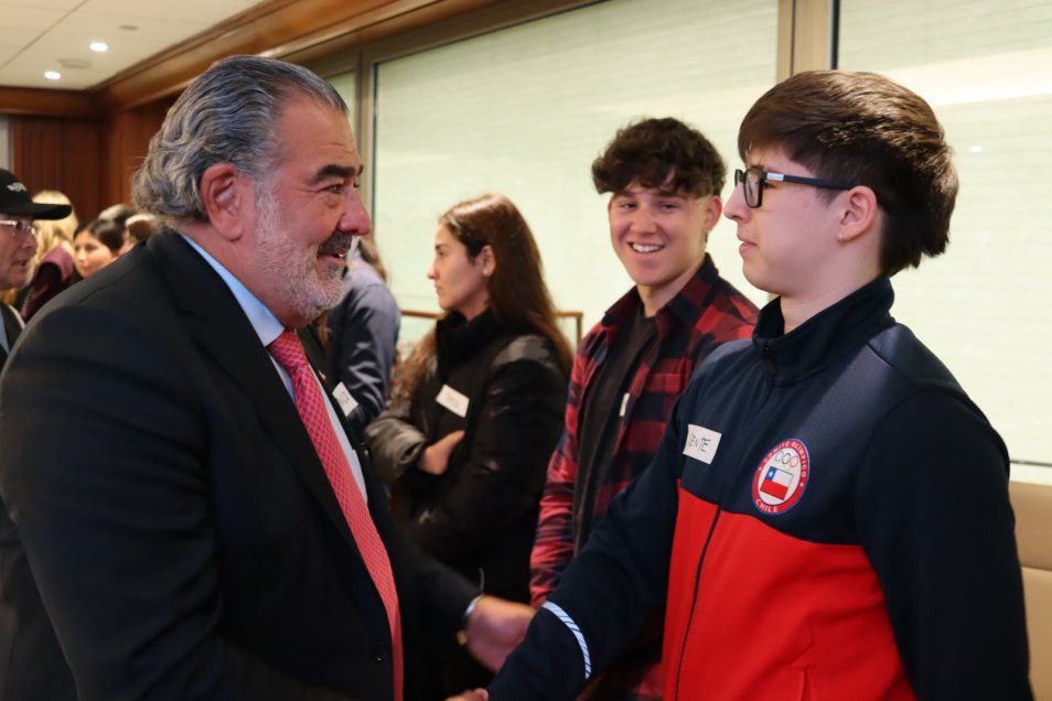 Andrónico Luksic se reunió con deportistas del Team Chile