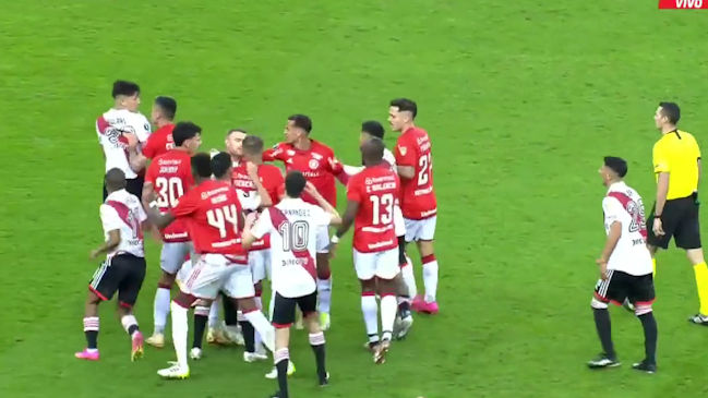 El fuerte cruce entre Charles Aránguiz y Pablo Solari en el duelo de Inter y River Plate