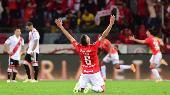 Inter de Charles Aránguiz pasó a cuartos de la Libertadores tras dejar en el camino a River Plate de Paulo Díaz