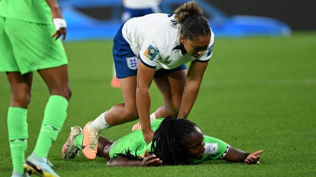 Inglesa Lauren James se disculpó por artera agresión a la nigeriana Michelle Alozie