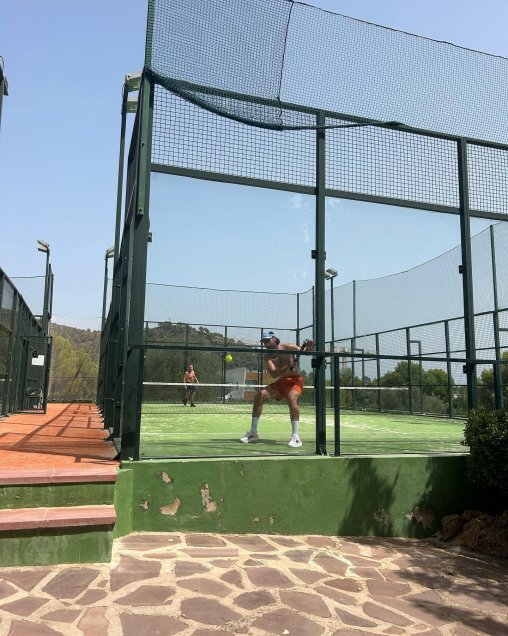 Pádel, familia y ejercicios: Ben Brereton Díaz disfruta de su vida en España