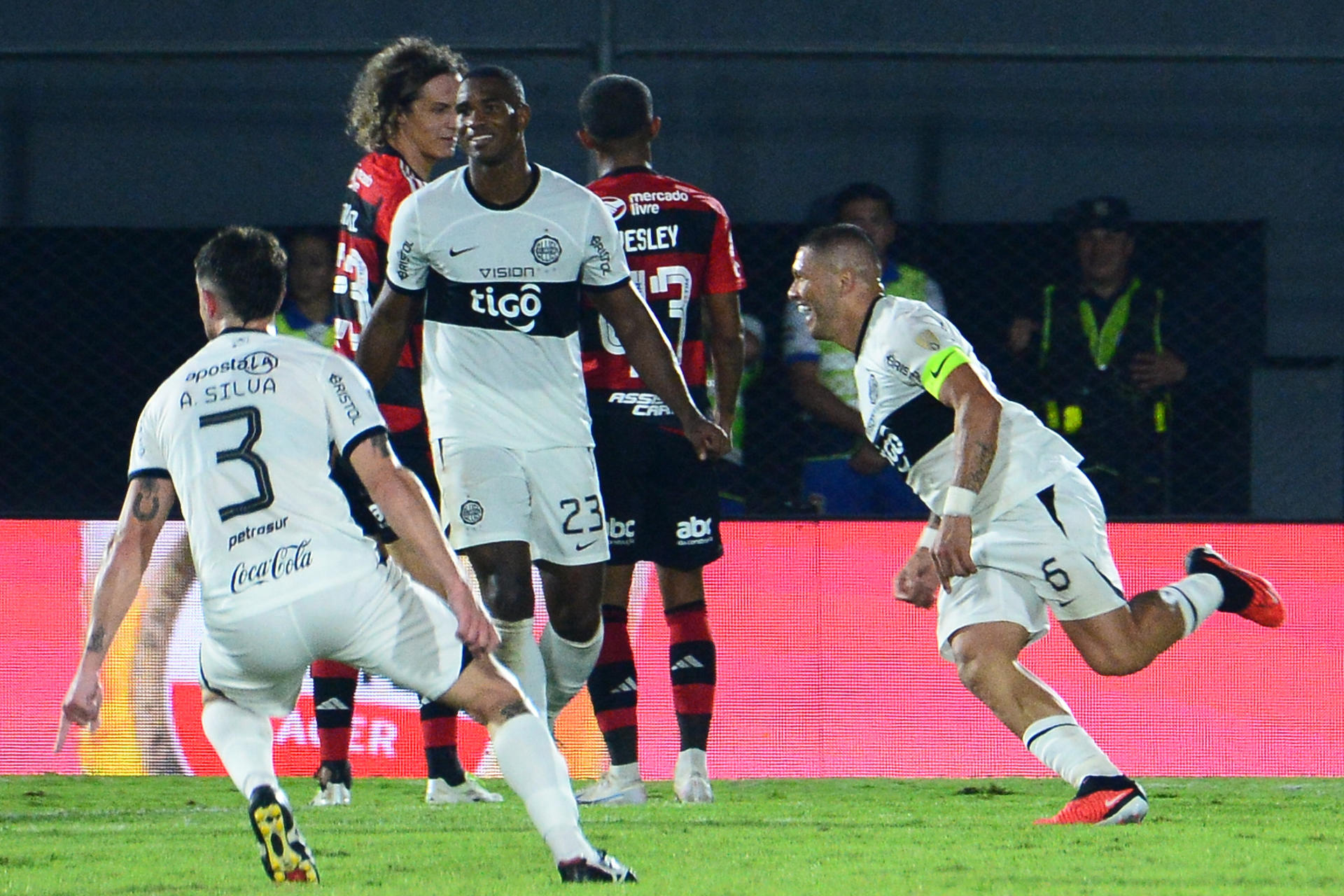 Olimpia dio el golpe y eliminó al campeón Flamengo en octavos de la Copa Libertadores