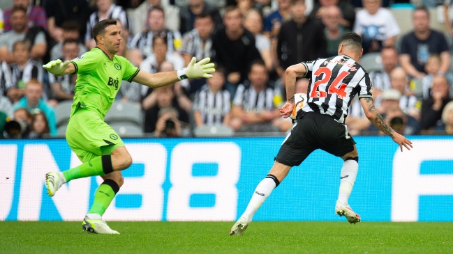 El campeón del mundo “Dibu” Martínez debutó en la Premier League con cinco goles en contra