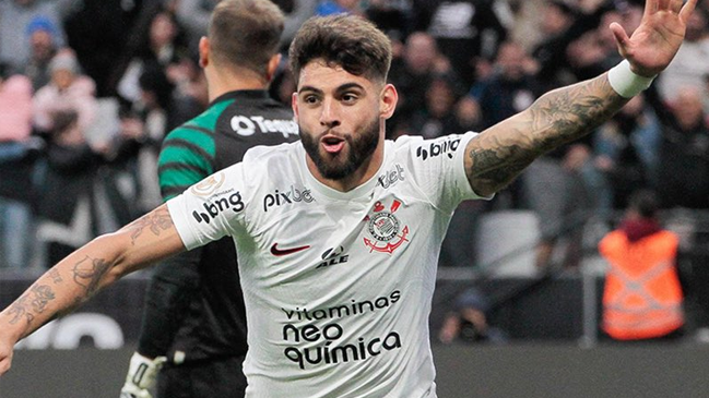 Corinthians remontó ante Coritiba de Benjamín Kuscevic y se alejó del descenso en Brasil