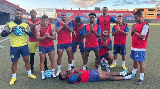 De mal gusto: Equipo simuló un velorio en estadio de club rival donde falleció un jugador hace días