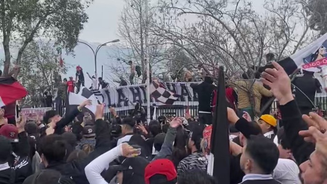 Hinchas de Colo Colo hicieron arengazo en el Monumental en la previa del clásico con la UC