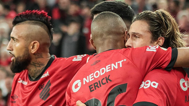 Lamentó un gol invalidado: Arturo Vidal fue titular en la victoria de Paranaense sobre Cuiabá