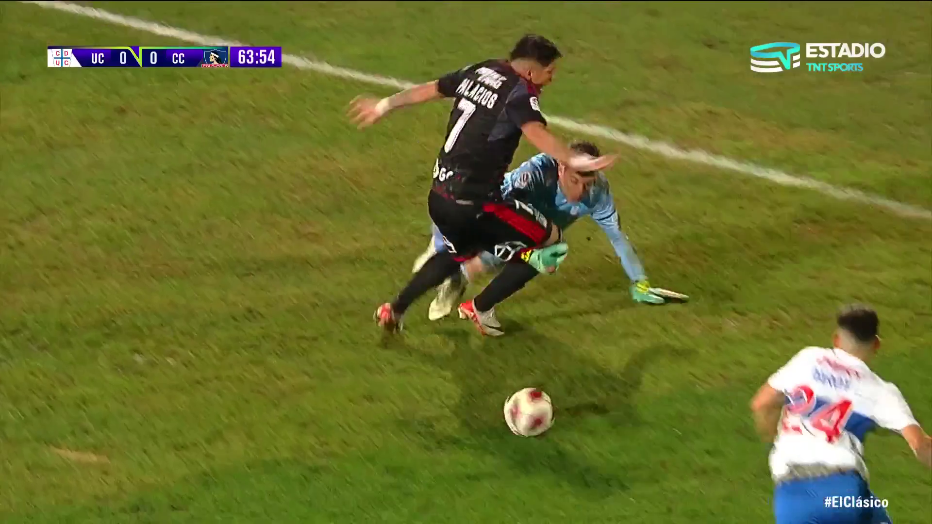 Colo Colo reclamó penal contra Carlos Palacios tras insólita falta de Nicolás Peranic