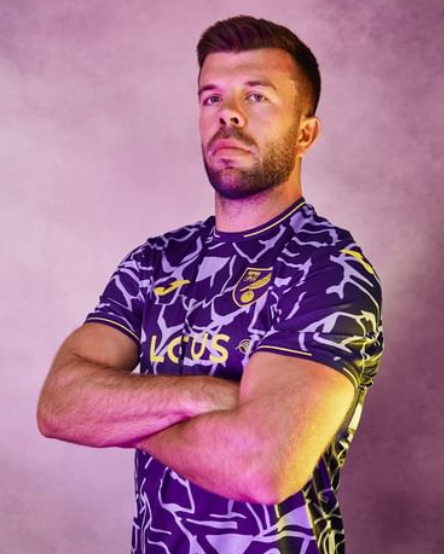 Marcelino Núñez las ofició de modelo en presentación de nueva camiseta de Norwich