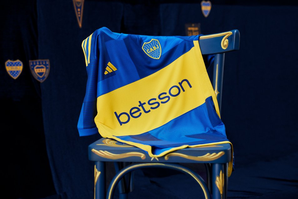 Edinson Cavani encabezó la presentación de la nueva camiseta de Boca