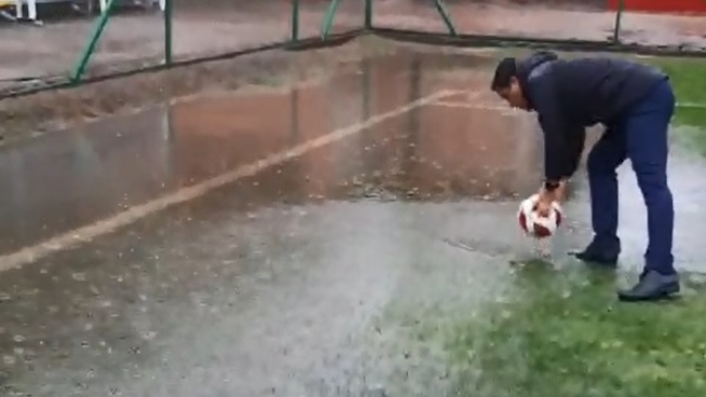 La revisión de la cancha de Felipe González para decidir la suspensión del Santa Cruz-Antofagasta