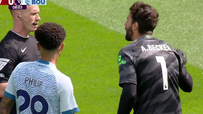 ¡Se salvó de la roja! El grosero error de Alisson en el duelo entre Liverpool y Bournemouth