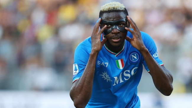 Osimhen marcó un doblete y Napoli inició la defensa de la Serie A con victoria sobre Frosinone