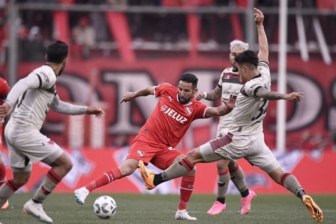 Mauricio Isla fue titular en la derrota de Independiente ante Colón