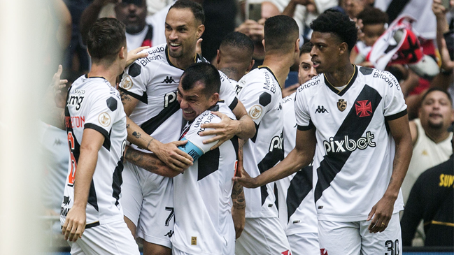 Gary Medel capitaneó a Vasco en su triunfo sobre Atlético Mineiro de Eduardo Vargas