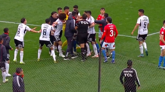 ¡Descontrol! Quinteros sacó a la fuerza a Falcón en medio de un intenso careo entre Colo Colo y la UC