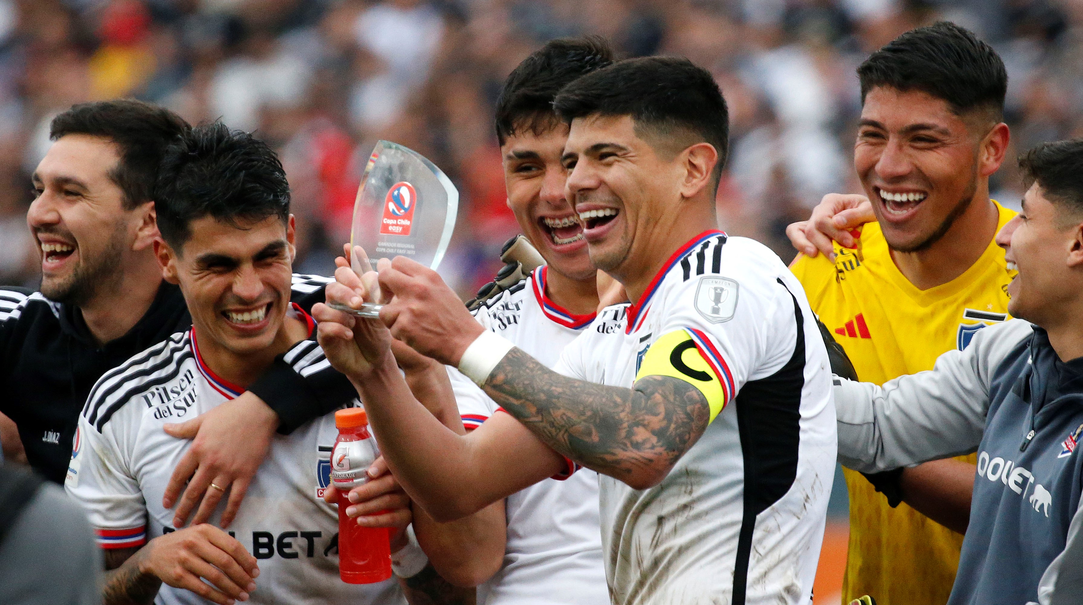 “Este es de verdad”: La broma de Esteban Pavez con el trofeo la ANFP en la Copa Chile