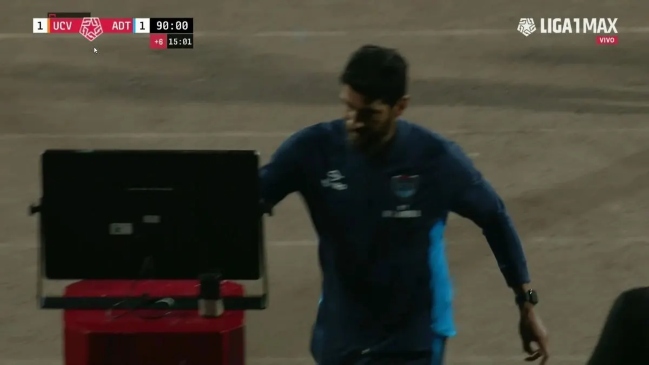 Sebastián Abreu se molestó con el arbitraje y la pantalla del VAR sufrió las consecuencias