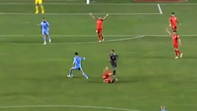 El árbitro derribó a Charles Aránguiz y desató los reclamos de Inter ante Bolívar