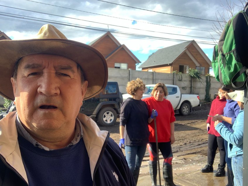Ernesto Díaz Correa acudió al llamado de ayuda de amigos y familiares afectados por el temporal en Curicó