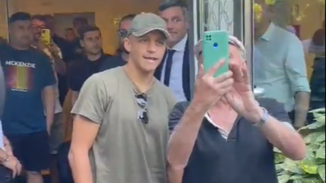 Alexis Sánchez se sometió a los exámenes médicos y recibió el cariño de los hinchas