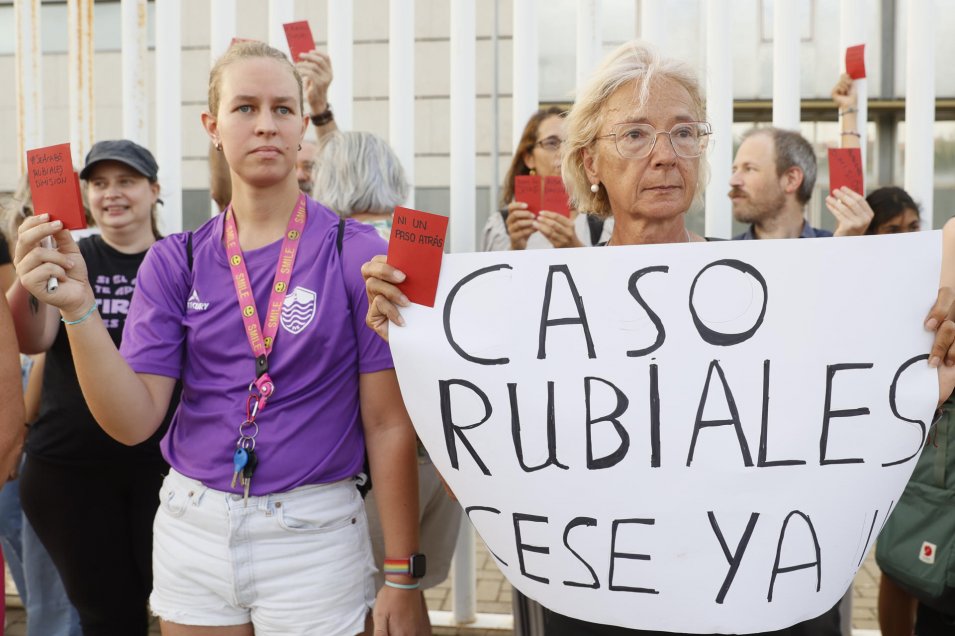 Se realizó una protesta feminista en las afueras de la Federación Española contra Rubiales