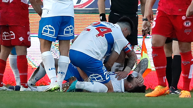 Universidad Católica confirmó fractura de tibia y peroné de Eugenio Mena