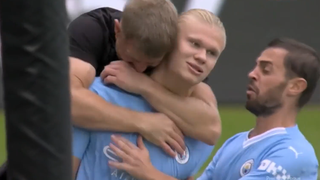 Un hincha invadió la cancha para festejar un gol con Erling Haaland