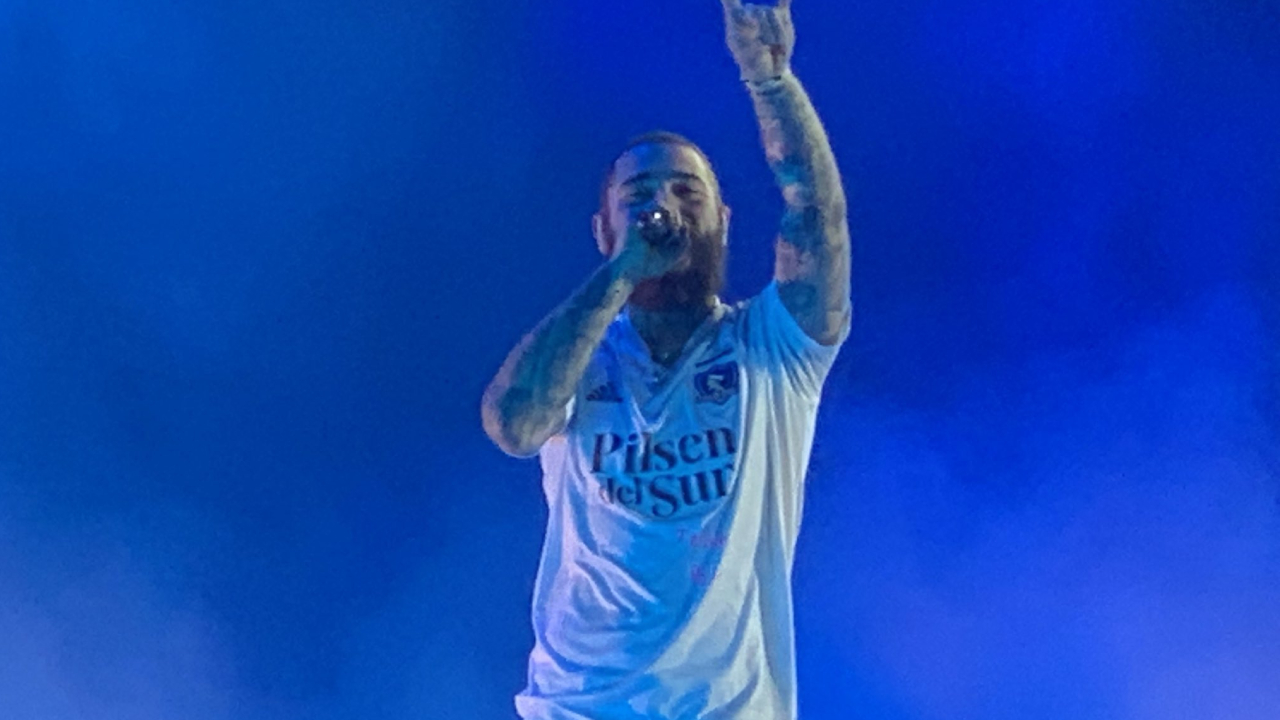 Rapero Post Malone vistió la camiseta de Colo Colo en recital en La Florida