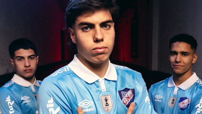 El escudo es holográfico: Nacional presentó nueva camiseta en homenaje al primer triunfo de la selección uruguaya