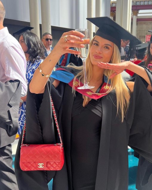María Guardiola deslumbró en su graduación universitaria