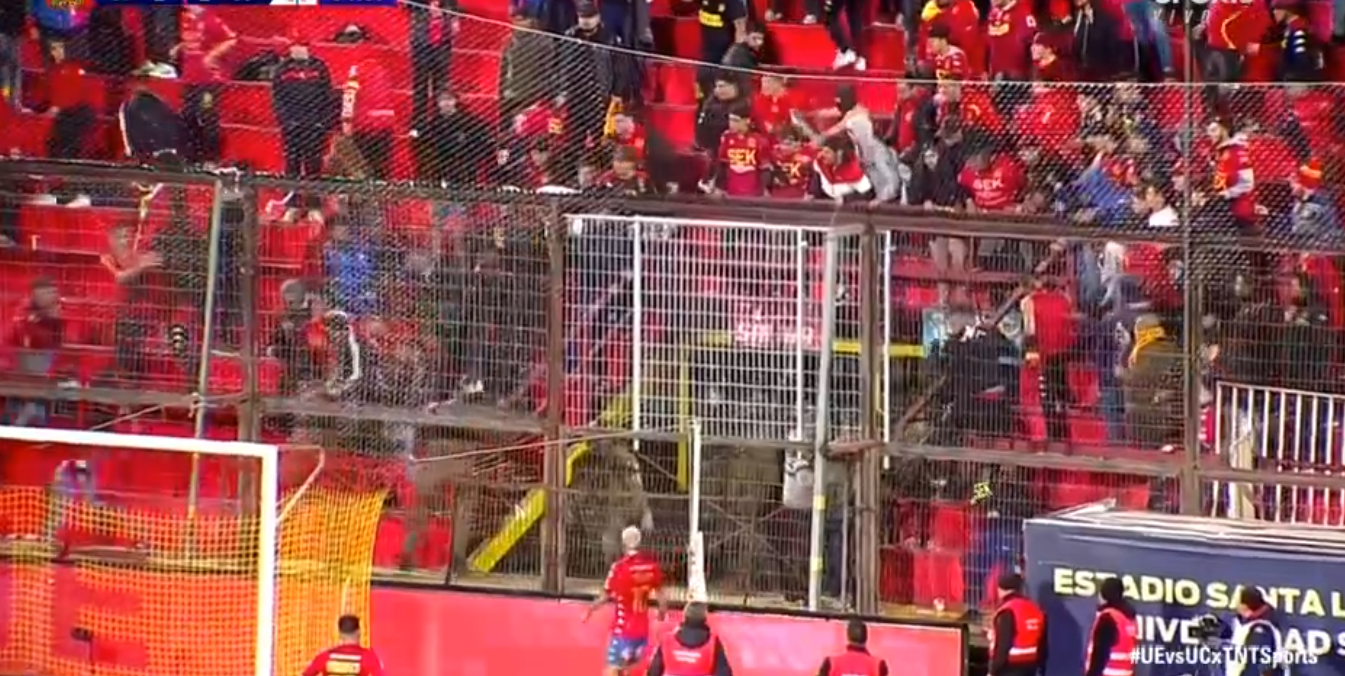 Duelo entre Unión y la UC fue interrumpido por incidentes de barristas con Carabineros