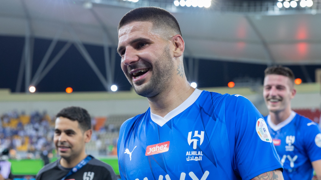 Mitrovic brilló con triplete en gran remontada de Al Hilal sobre Al Ittihad de Benzema