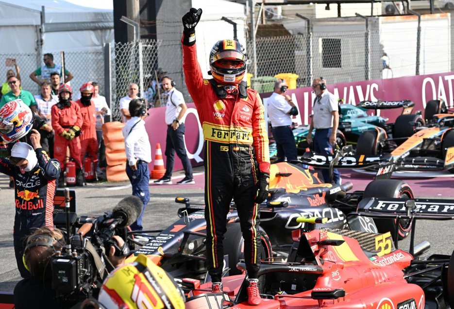 Carlos Sainz celebró en Monza la pole position para Ferrari