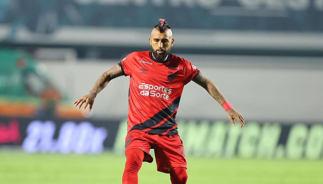 Arturo Vidal jugó un tiempo en empate de Paranaense ante Atlético Mineiro