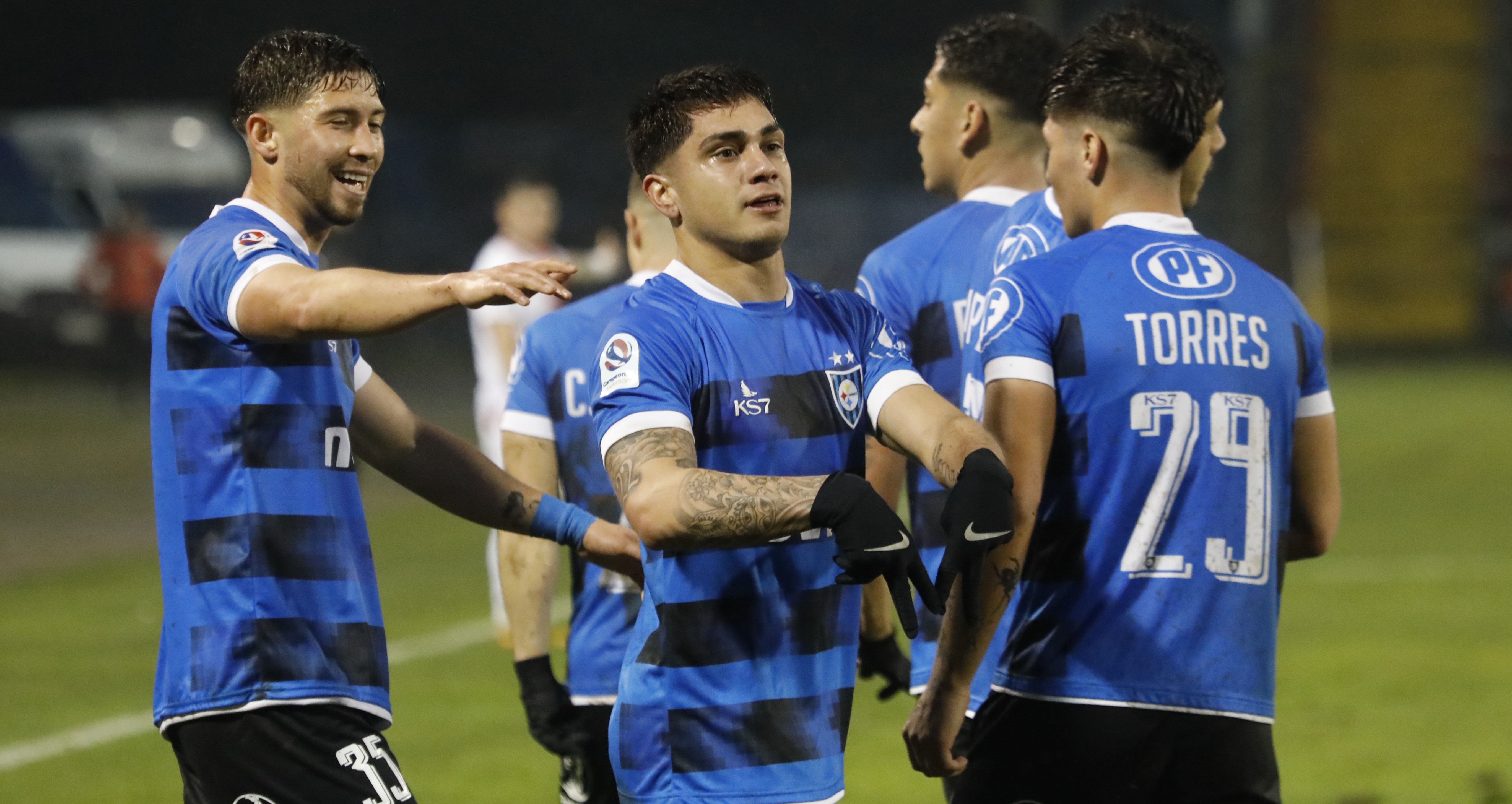 Huachipato goleó a Curicó Unido y sigue firme como escolta en el Campeonato