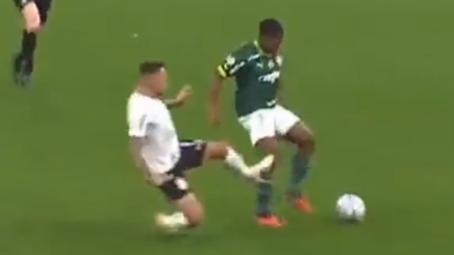 ¡Brutal! La fuerte entrada de Maycon a Endrick en el clásico paulista