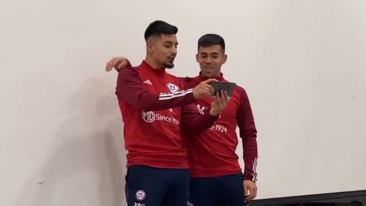 Aravena y Alarcón cantaron “Ella y yo” de Don Omar y Aventura en su “bautizo” con La Roja