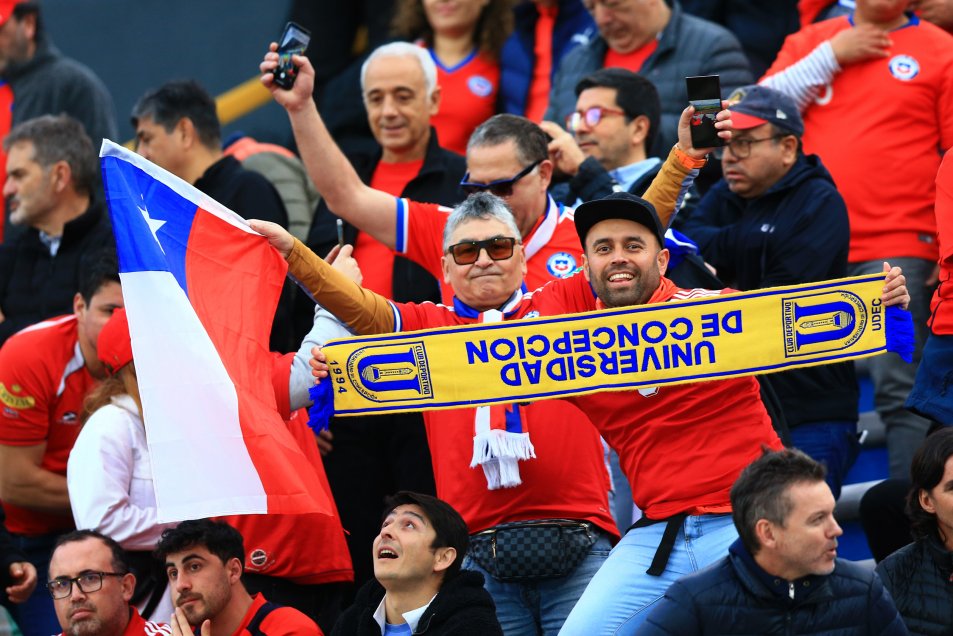 Hinchas se instalaron en el Centenario para alentar a La Roja ante Uruguay