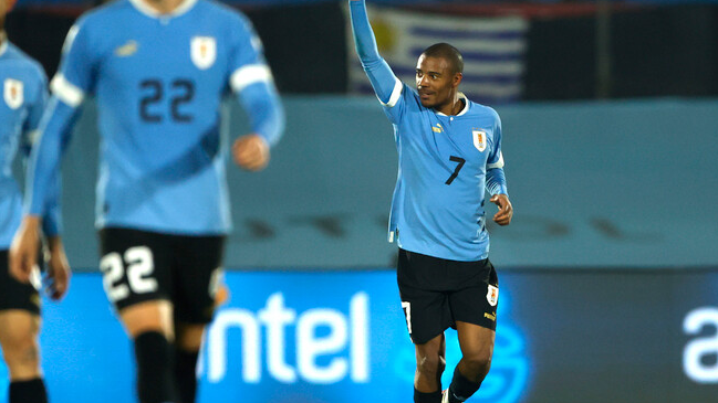De la Cruz y Valverde golpearon a Chile en el primer tiempo